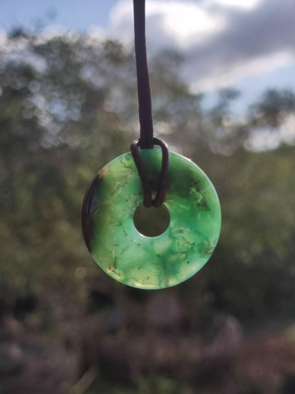 Chrysoprase Edelstein Donut Kette grün Natur GOA Boho Hippie Ethno Schutzsymbol Heilstein Sammler Unikat Mann Frau Er Sie Geschenk Anhänger - Art of Nature Berlin