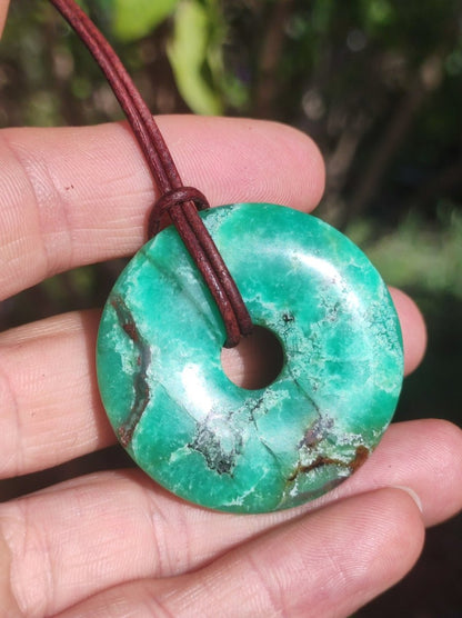 Chrysoprase Edelstein Donut Kette grün Natur GOA Boho Hippie Ethno Schutzsymbol Heilstein Sammler Unikat Mann Frau Er Sie Geschenk Anhänger - Art of Nature Berlin