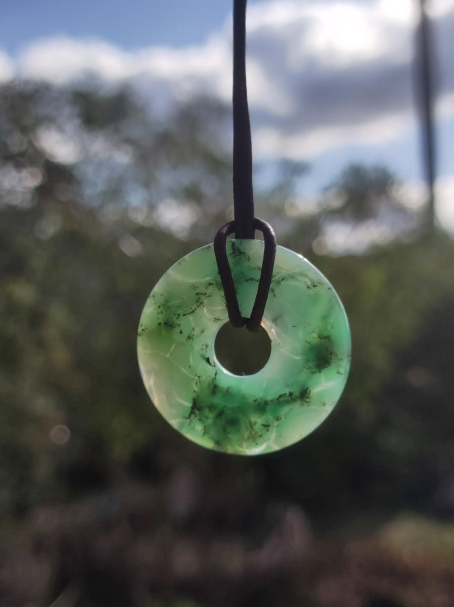 Chrysoprase Edelstein Donut Kette grün Natur GOA Boho Hippie Ethno Schutzsymbol Heilstein Sammler Unikat Mann Frau Er Sie Geschenk Anhänger - Art of Nature Berlin