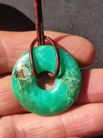 Chrysoprase Edelstein Donut Kette grün Natur GOA Boho Hippie Ethno Schutzsymbol Heilstein Sammler Unikat Mann Frau Er Sie Geschenk Anhänger - Art of Nature Berlin