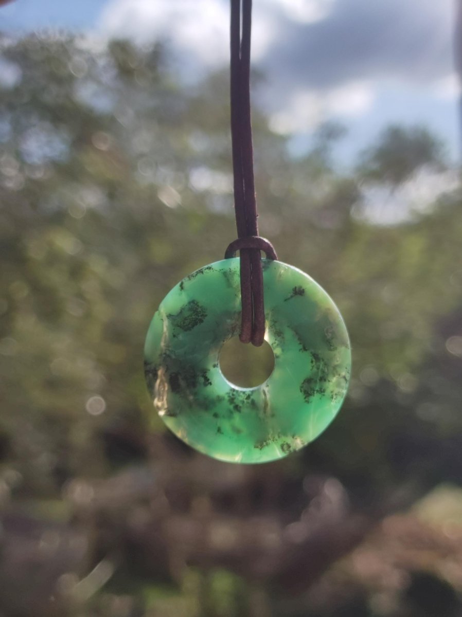 Chrysoprase Edelstein Donut Kette grün Natur GOA Boho Hippie Ethno Schutzsymbol Heilstein Sammler Unikat Mann Frau Er Sie Geschenk Anhänger - Art of Nature Berlin