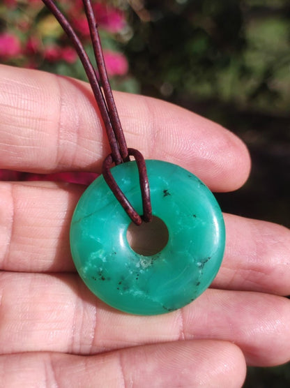 Chrysoprase Edelstein Donut Kette grün Natur GOA Boho Hippie Ethno Schutzsymbol Heilstein Sammler Unikat Mann Frau Er Sie Geschenk Anhänger - Art of Nature Berlin