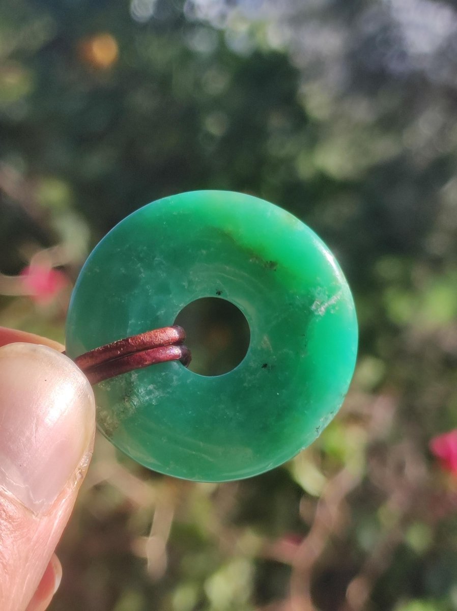 Chrysoprase Edelstein Donut Kette grün Natur GOA Boho Hippie Ethno Schutzsymbol Heilstein Sammler Unikat Mann Frau Er Sie Geschenk Anhänger - Art of Nature Berlin