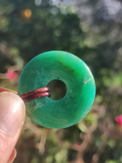 Chrysoprase Edelstein Donut Kette grün Natur GOA Boho Hippie Ethno Schutzsymbol Heilstein Sammler Unikat Mann Frau Er Sie Geschenk Anhänger - Art of Nature Berlin