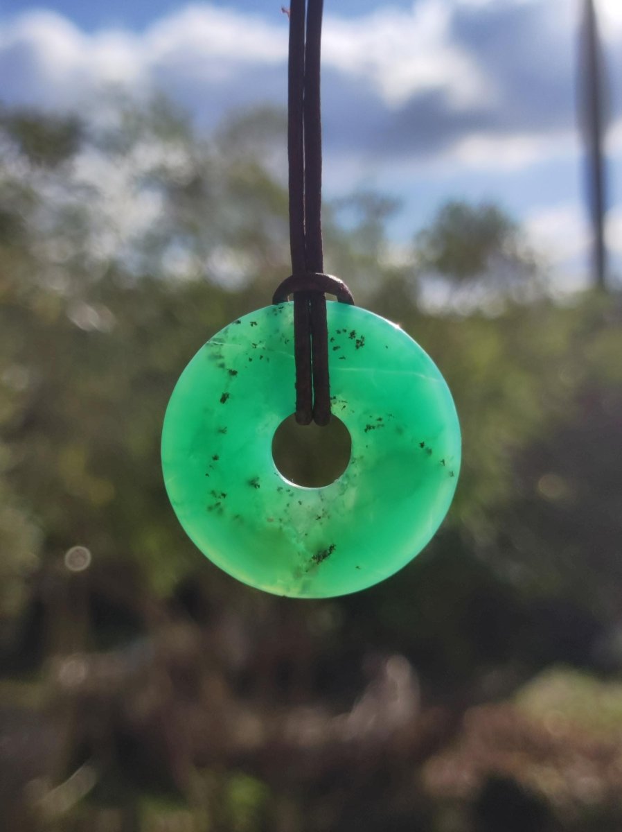 Chrysoprase Edelstein Donut Kette grün Natur GOA Boho Hippie Ethno Schutzsymbol Heilstein Sammler Unikat Mann Frau Er Sie Geschenk Anhänger - Art of Nature Berlin