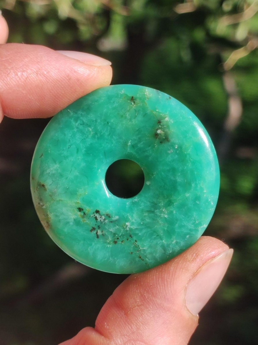 Chrysoprase ~ Edelstein Kette mit Donuthalter HIPPIE GOA Boho Ethno Natur Donut Schutzsymbol Heilstein Rarität grün Anhänger rund - Art of Nature Berlin