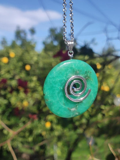 Chrysoprase ~ Edelstein Kette mit Donuthalter HIPPIE GOA Boho Ethno Natur Donut Schutzsymbol Heilstein Rarität grün Anhänger rund - Art of Nature Berlin