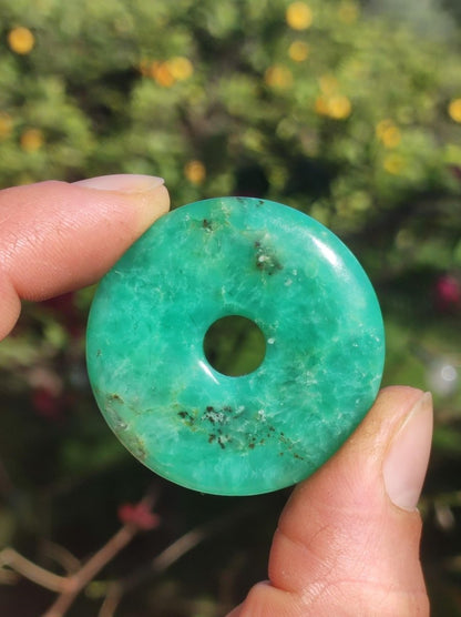 Chrysoprase ~ Edelstein Kette mit Donuthalter HIPPIE GOA Boho Ethno Natur Donut Schutzsymbol Heilstein Rarität grün Anhänger rund - Art of Nature Berlin
