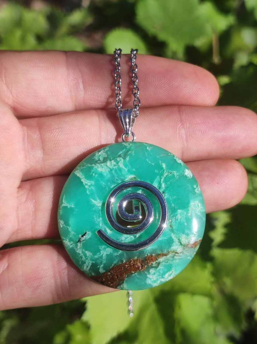 Chrysoprase ~ Edelstein Kette mit Donuthalter HIPPIE GOA Boho Ethno Natur Donut Schutzsymbol Heilstein Rarität grün Anhänger rund - Art of Nature Berlin