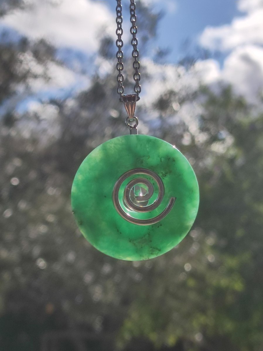 Chrysoprase ~ Edelstein Kette mit Donuthalter HIPPIE GOA Boho Ethno Natur Donut Schutzsymbol Heilstein Rarität grün Anhänger rund - Art of Nature Berlin