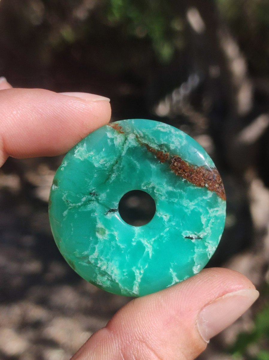 Chrysoprase ~ Edelstein Kette mit Donuthalter HIPPIE GOA Boho Ethno Natur Donut Schutzsymbol Heilstein Rarität grün Anhänger rund - Art of Nature Berlin