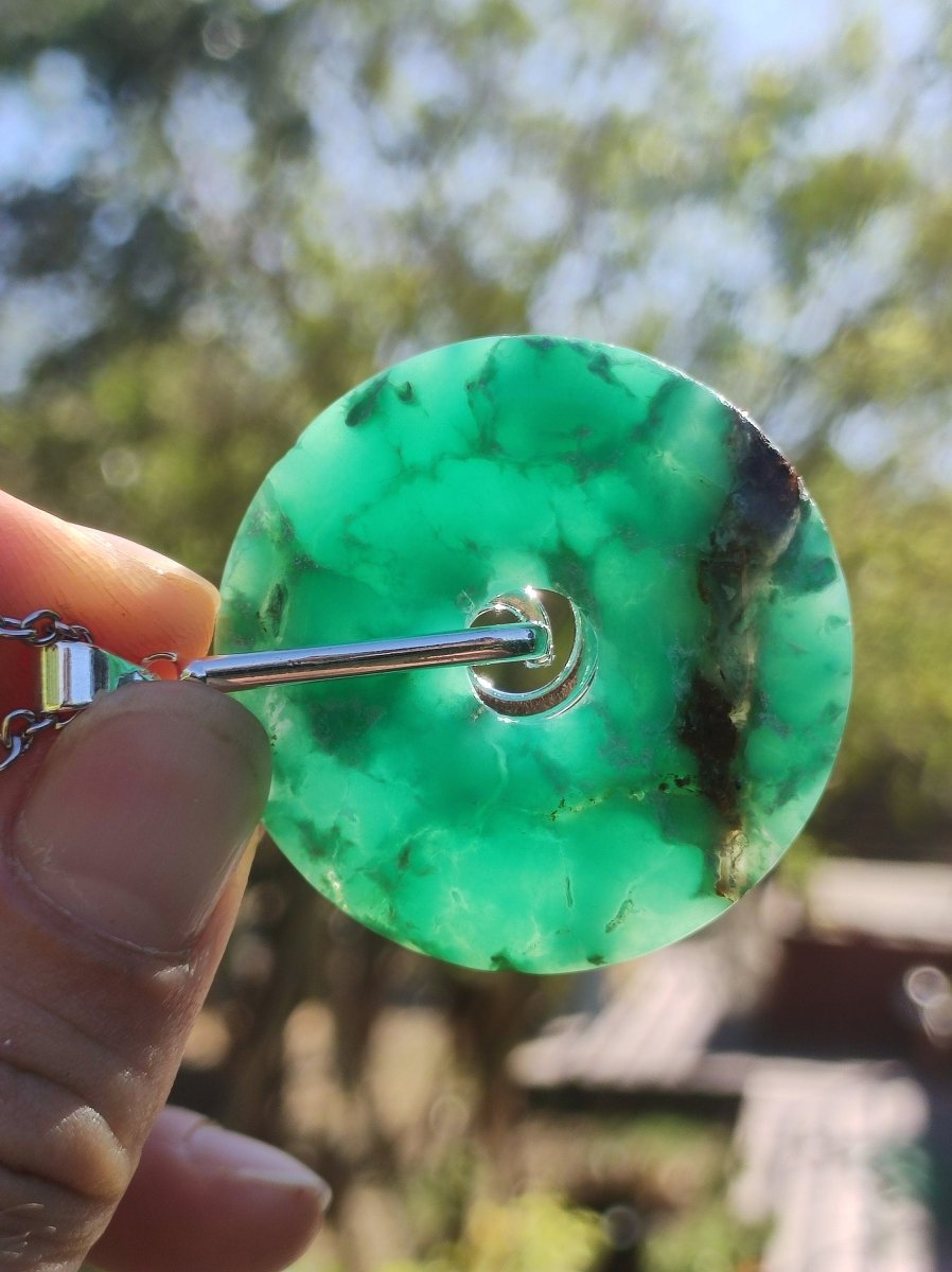 Chrysoprase ~ Edelstein Kette mit Donuthalter HIPPIE GOA Boho Ethno Natur Donut Schutzsymbol Heilstein Rarität grün Anhänger rund - Art of Nature Berlin