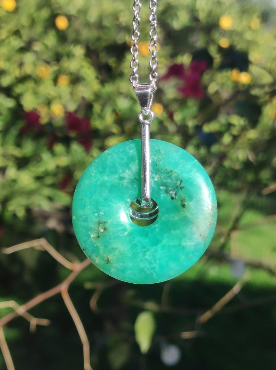 Chrysoprase ~ Edelstein Kette mit Donuthalter HIPPIE GOA Boho Ethno Natur Donut Schutzsymbol Heilstein Rarität grün Anhänger rund - Art of Nature Berlin