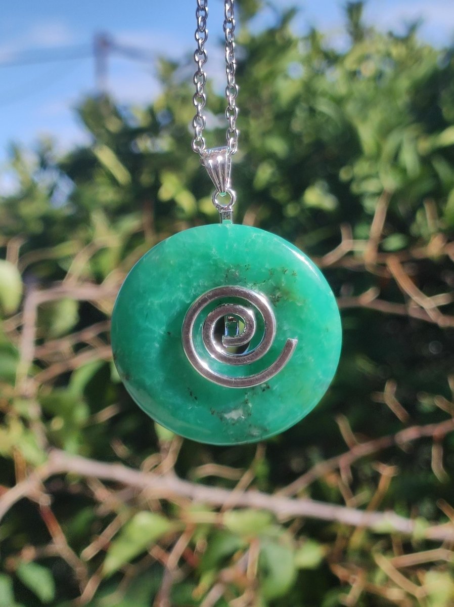 Chrysoprase ~ Edelstein Kette mit Donuthalter HIPPIE GOA Boho Ethno Natur Donut Schutzsymbol Heilstein Rarität grün Anhänger rund - Art of Nature Berlin