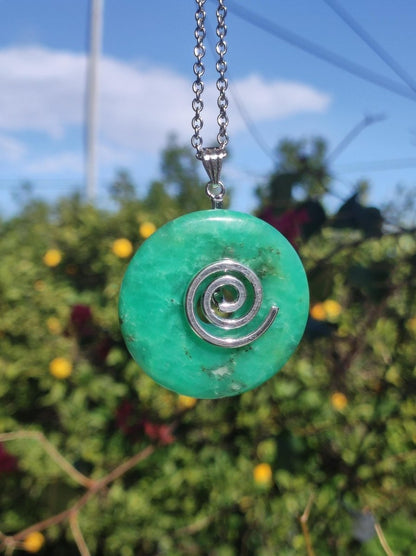 Chrysoprase ~ Edelstein Kette mit Donuthalter HIPPIE GOA Boho Ethno Natur Donut Schutzsymbol Heilstein Rarität grün Anhänger rund - Art of Nature Berlin