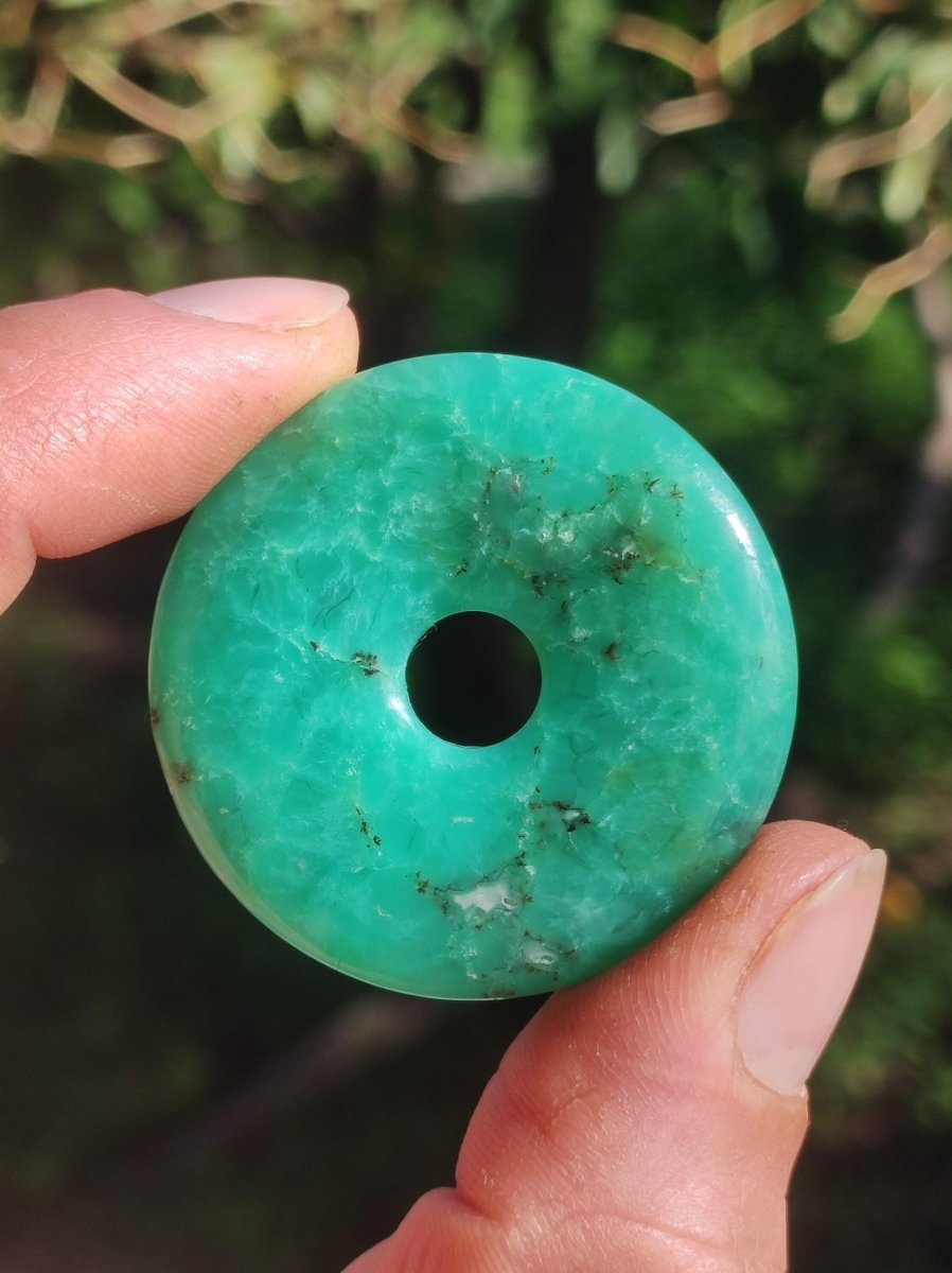 Chrysoprase ~ Edelstein Kette mit Donuthalter HIPPIE GOA Boho Ethno Natur Donut Schutzsymbol Heilstein Rarität grün Anhänger rund - Art of Nature Berlin