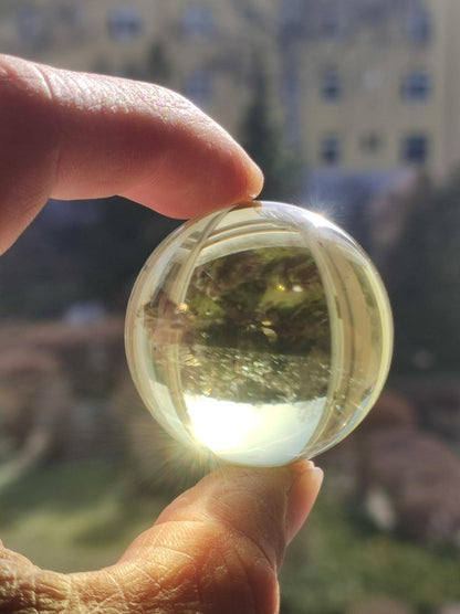 Citrin A ~ Magische Edelstein Kugel Massage & Deko Sphere Kristall Geschenk Meditation Heilstein Natur gelb klar transparent - Art of Nature Berlin
