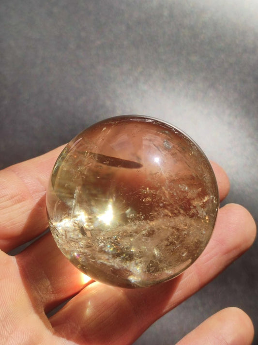 Citrin A ~ Magische Edelstein Kugel Massage & Deko Sphere Kristall Geschenk Meditation Heilstein Natur gelb klar transparent - Art of Nature Berlin