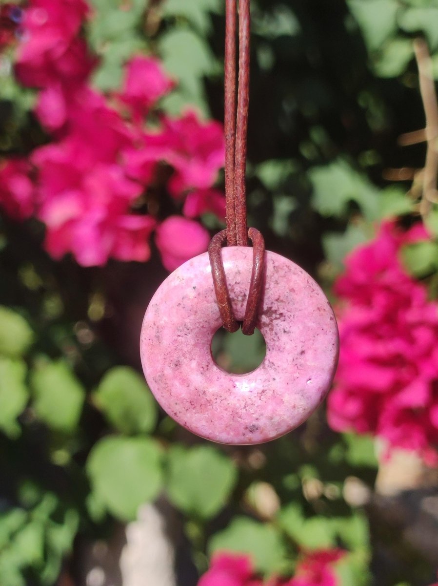 Cobalt Calcit Kobaltcalcit Schutz Donut Edelstein Kette pink rosa Natur Heilstein Rarität Frau Geschenk Sammler Energie Kraft Ruhe Glück - Art of Nature Berlin