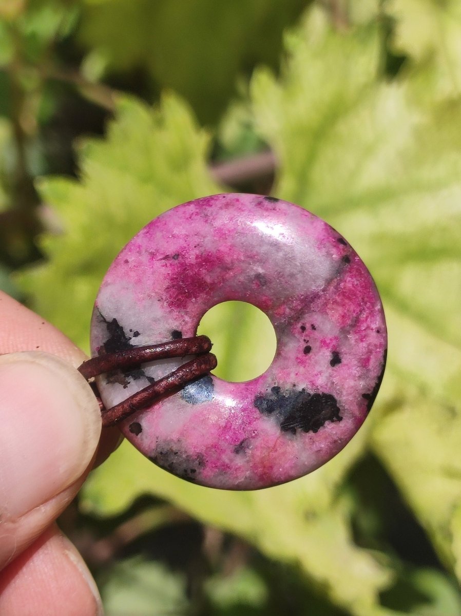 Cobalt Calcit Kobaltcalcit Schutz Donut Edelstein Kette pink rosa Natur Heilstein Rarität Frau Geschenk Sammler Energie Kraft Ruhe Glück - Art of Nature Berlin