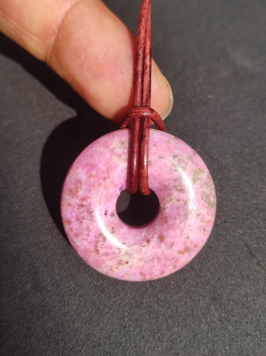 Cobalt Calcit Kobaltcalcit Schutz Donut Edelstein Kette pink rosa Natur Heilstein Rarität Frau Geschenk Sammler Energie Kraft Ruhe Glück - Art of Nature Berlin