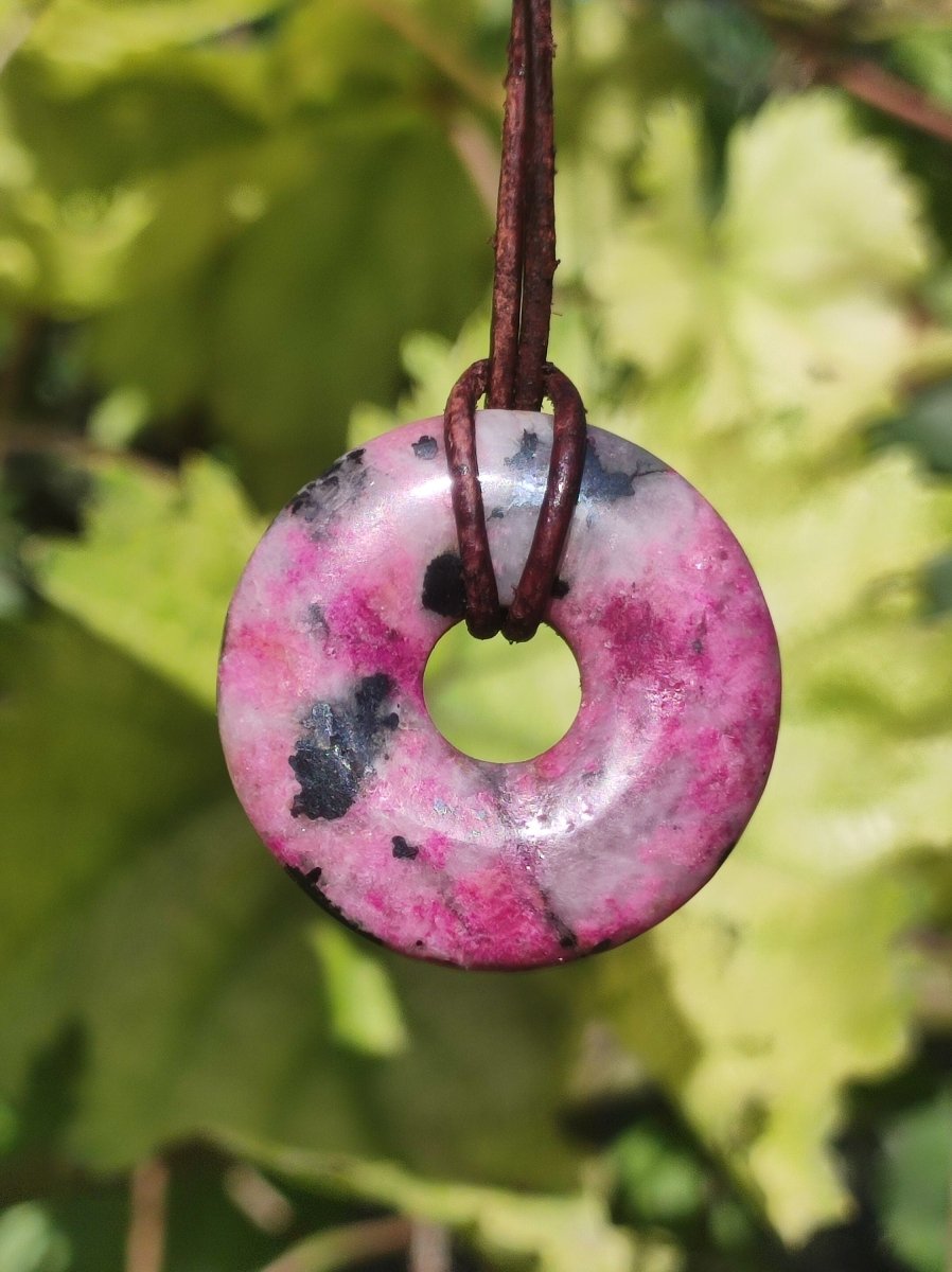 Cobalt Calcit Kobaltcalcit Schutz Donut Edelstein Kette pink rosa Natur Heilstein Rarität Frau Geschenk Sammler Energie Kraft Ruhe Glück - Art of Nature Berlin