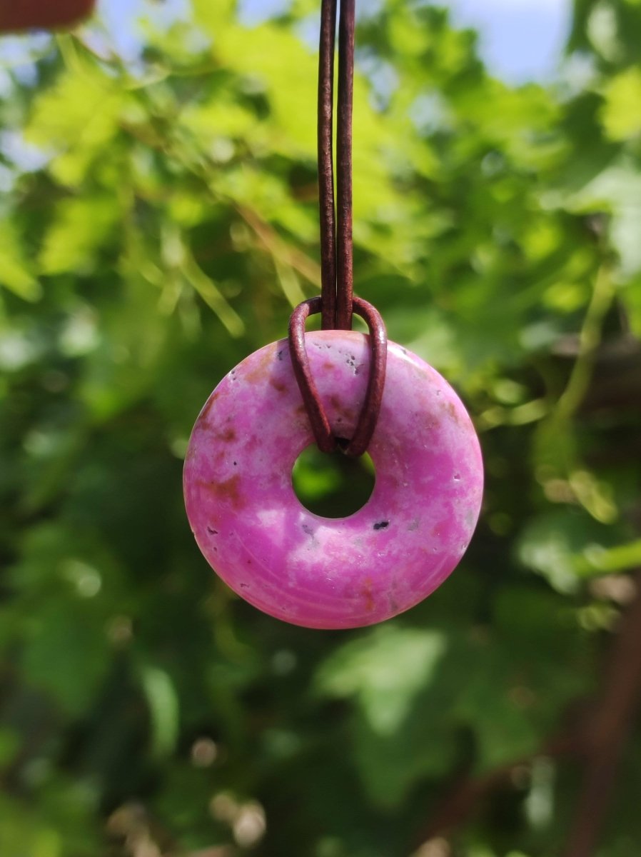 Cobalt Calcit Kobaltcalcit Schutz Donut Edelstein Kette pink rosa Natur Heilstein Rarität Frau Geschenk Sammler Energie Kraft Ruhe Glück - Art of Nature Berlin