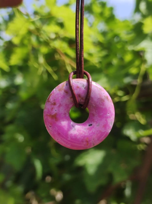 Cobalt Calcit Kobaltcalcit Schutz Donut Edelstein Kette pink rosa Natur Heilstein Rarität Frau Geschenk Sammler Energie Kraft Ruhe Glück - Art of Nature Berlin