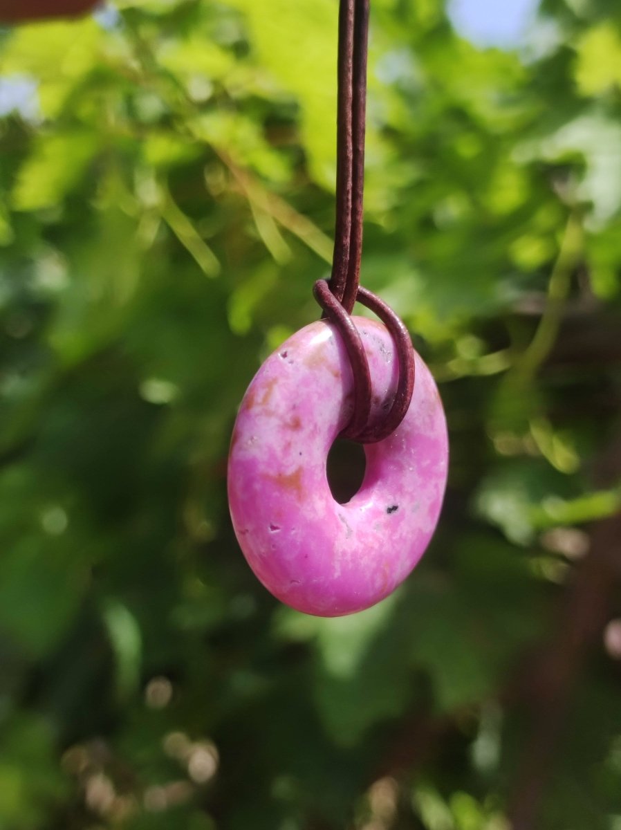 Cobalt Calcit Kobaltcalcit Schutz Donut Edelstein Kette pink rosa Natur Heilstein Rarität Frau Geschenk Sammler Energie Kraft Ruhe Glück - Art of Nature Berlin