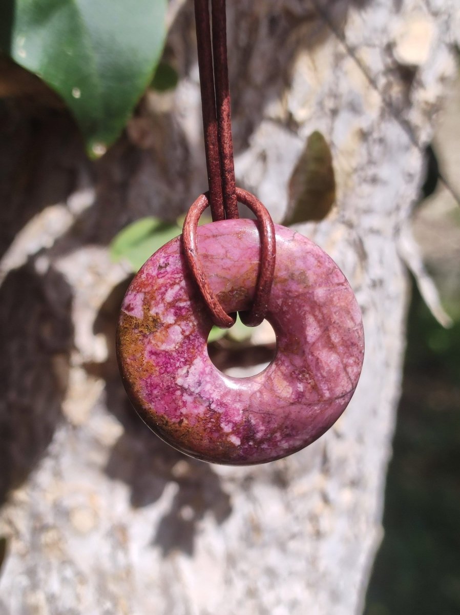 Cobalt Calcit Kobaltcalcit Schutz Donut Edelstein Kette pink rosa Natur Heilstein Rarität Frau Geschenk Sammler Energie Kraft Ruhe Glück - Art of Nature Berlin