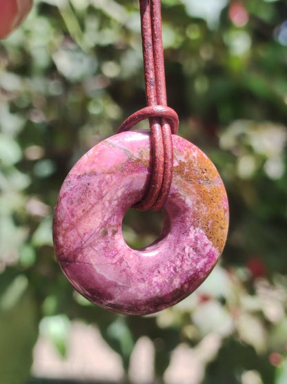 Cobalt Calcit Kobaltcalcit Schutz Donut Edelstein Kette pink rosa Natur Heilstein Rarität Frau Geschenk Sammler Energie Kraft Ruhe Glück - Art of Nature Berlin