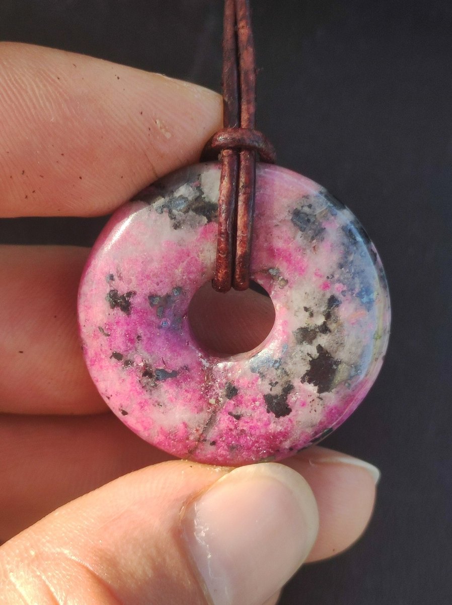 Cobalt Calcit Kobaltcalcit Schutz Donut Edelstein Kette pink rosa Natur Heilstein Rarität Frau Geschenk Sammler Energie Kraft Ruhe Glück - Art of Nature Berlin