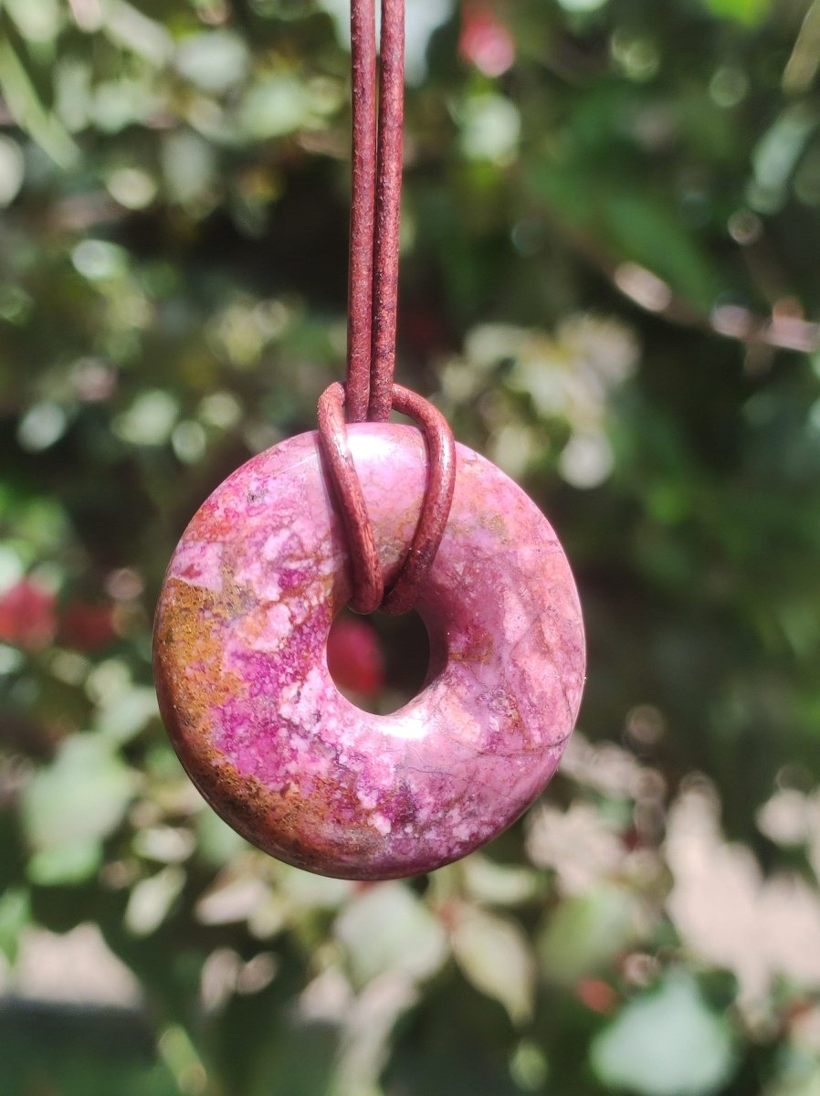 Cobalt Calcit Kobaltcalcit Schutz Donut Edelstein Kette pink rosa Natur Heilstein Rarität Frau Geschenk Sammler Energie Kraft Ruhe Glück - Art of Nature Berlin