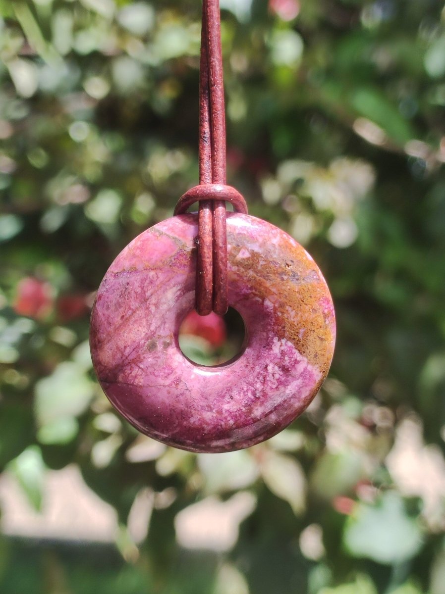 Cobalt Calcit Kobaltcalcit Schutz Donut Edelstein Kette pink rosa Natur Heilstein Rarität Frau Geschenk Sammler Energie Kraft Ruhe Glück - Art of Nature Berlin