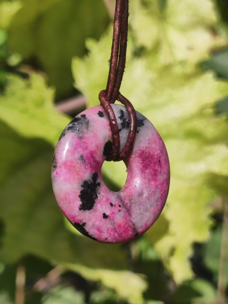 Cobalt Calcit Kobaltcalcit Schutz Donut Edelstein Kette pink rosa Natur Heilstein Rarität Frau Geschenk Sammler Energie Kraft Ruhe Glück - Art of Nature Berlin