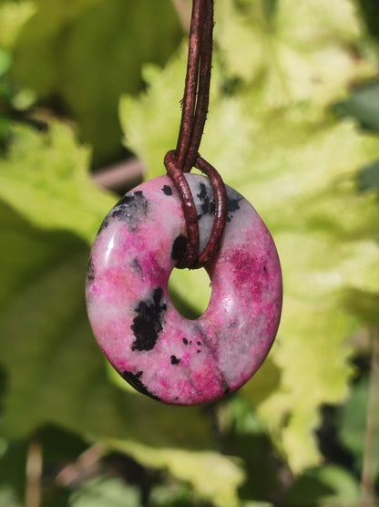 Cobalt Calcit Kobaltcalcit Schutz Donut Edelstein Kette pink rosa Natur Heilstein Rarität Frau Geschenk Sammler Energie Kraft Ruhe Glück - Art of Nature Berlin