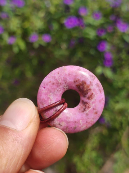 Cobalt Calcit Kobaltcalcit Schutz Donut Edelstein Kette pink rosa Natur Heilstein Rarität Frau Geschenk Sammler Energie Kraft Ruhe Glück - Art of Nature Berlin
