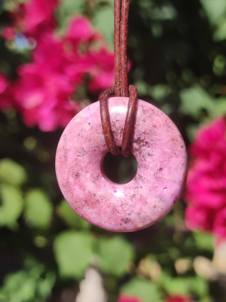 Cobalt Calcit Kobaltcalcit Schutz Donut Edelstein Kette pink rosa Natur Heilstein Rarität Frau Geschenk Sammler Energie Kraft Ruhe Glück - Art of Nature Berlin