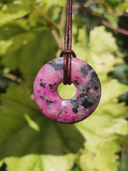 Cobalt Calcit Kobaltcalcit Schutz Donut Edelstein Kette pink rosa Natur Heilstein Rarität Frau Geschenk Sammler Energie Kraft Ruhe Glück - Art of Nature Berlin