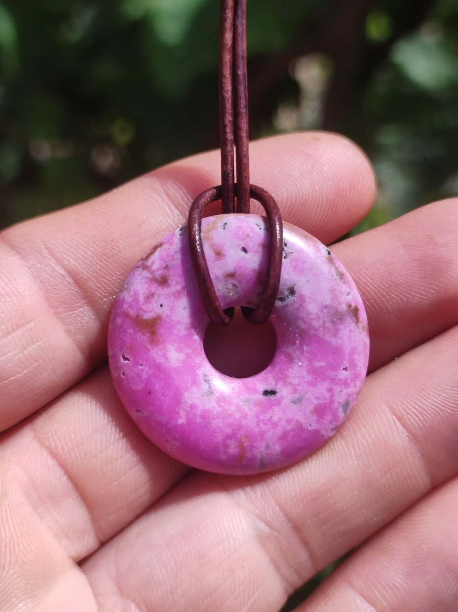 Cobalt Calcit Kobaltcalcit Schutz Donut Edelstein Kette pink rosa Natur Heilstein Rarität Frau Geschenk Sammler Energie Kraft Ruhe Glück - Art of Nature Berlin