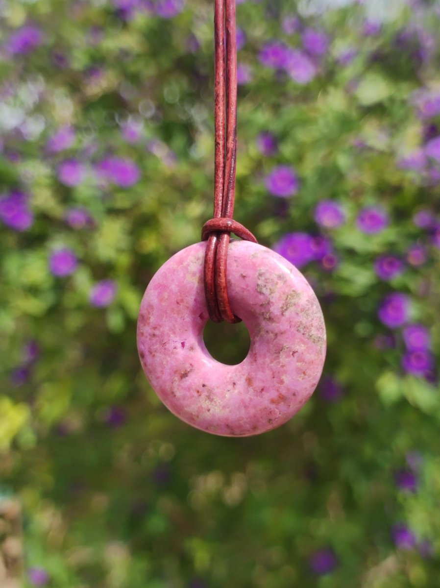 Cobalt Calcit Kobaltcalcit Schutz Donut Edelstein Kette pink rosa Natur Heilstein Rarität Frau Geschenk Sammler Energie Kraft Ruhe Glück - Art of Nature Berlin
