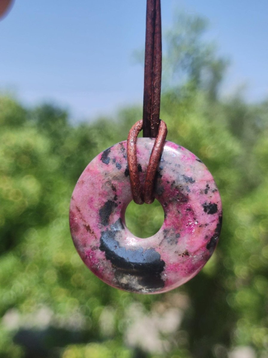 Cobalt Calcit Kobaltcalcit Schutz Donut Edelstein Kette pink rosa Natur Heilstein Rarität Frau Geschenk Sammler Energie Kraft Ruhe Glück - Art of Nature Berlin