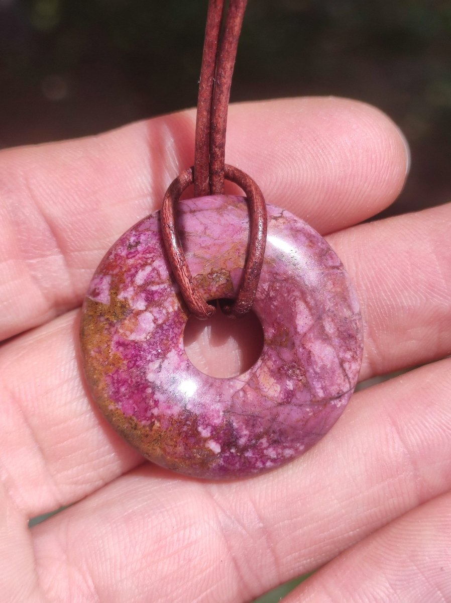 Cobalt Calcit Kobaltcalcit Schutz Donut Edelstein Kette pink rosa Natur Heilstein Rarität Frau Geschenk Sammler Energie Kraft Ruhe Glück - Art of Nature Berlin