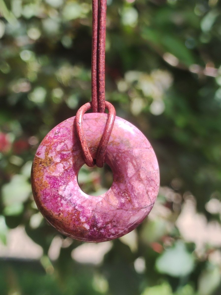 Cobalt Calcit Kobaltcalcit Schutz Donut Edelstein Kette pink rosa Natur Heilstein Rarität Frau Geschenk Sammler Energie Kraft Ruhe Glück - Art of Nature Berlin