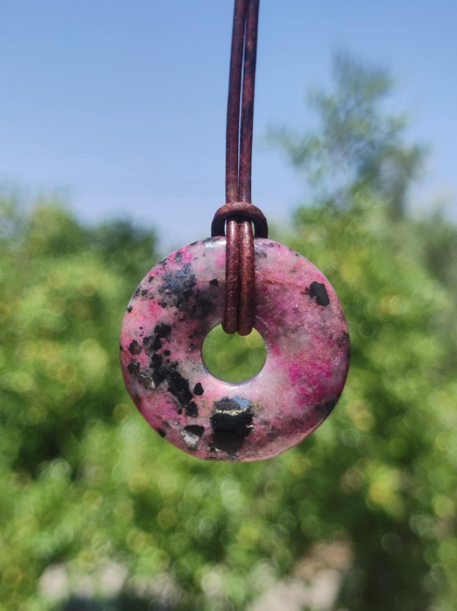 Cobalt Calcit Kobaltcalcit Schutz Donut Edelstein Kette pink rosa Natur Heilstein Rarität Frau Geschenk Sammler Energie Kraft Ruhe Glück - Art of Nature Berlin