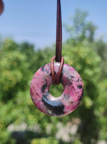 Cobalt Calcit Kobaltcalcit Schutz Donut Edelstein Kette pink rosa Natur Heilstein Rarität Frau Geschenk Sammler Energie Kraft Ruhe Glück - Art of Nature Berlin