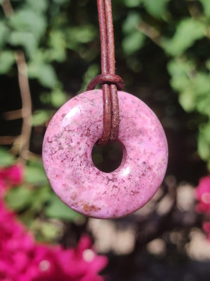 Cobalt Calcit Kobaltcalcit Schutz Donut Edelstein Kette pink rosa Natur Heilstein Rarität Frau Geschenk Sammler Energie Kraft Ruhe Glück - Art of Nature Berlin