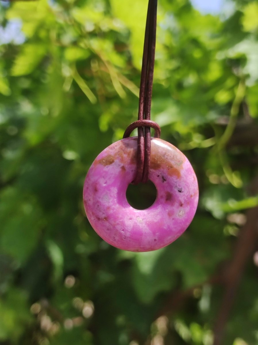 Cobalt Calcit Kobaltcalcit Schutz Donut Edelstein Kette pink rosa Natur Heilstein Rarität Frau Geschenk Sammler Energie Kraft Ruhe Glück - Art of Nature Berlin