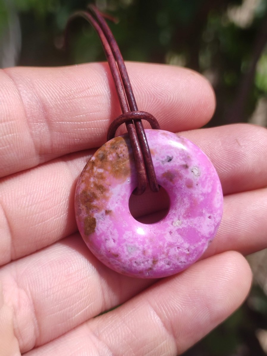 Cobalt Calcit Kobaltcalcit Schutz Donut Edelstein Kette pink rosa Natur Heilstein Rarität Frau Geschenk Sammler Energie Kraft Ruhe Glück - Art of Nature Berlin