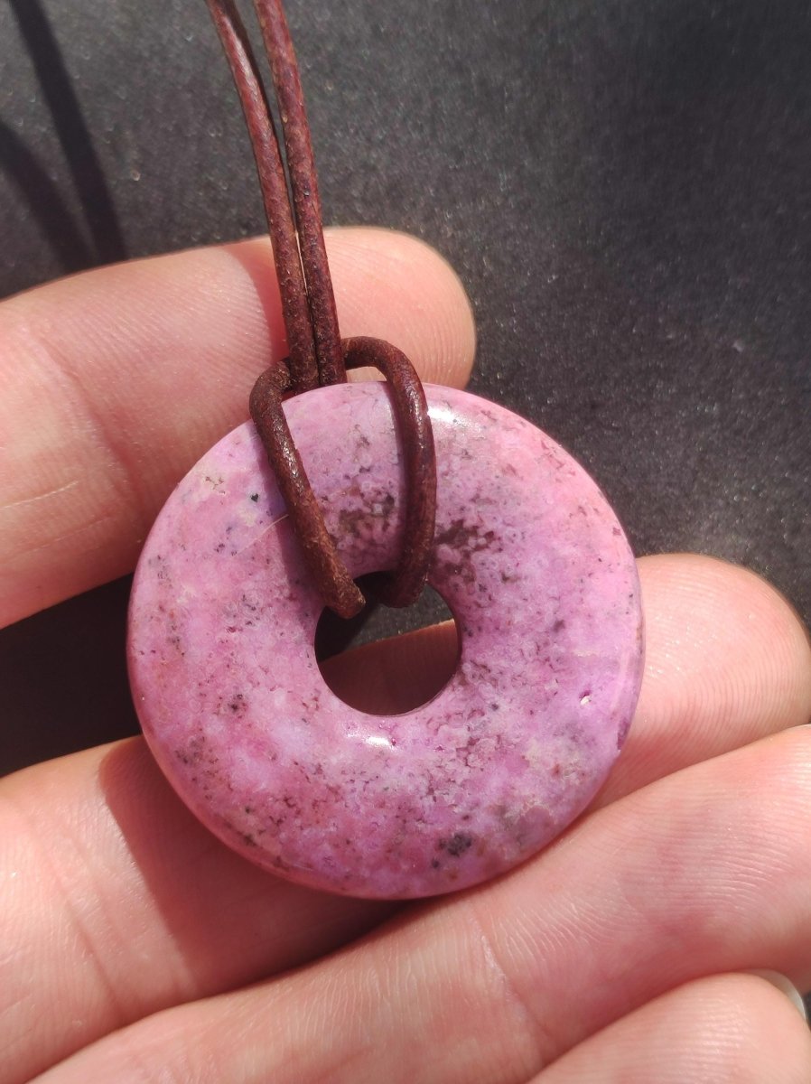 Cobalt Calcit Kobaltcalcit Schutz Donut Edelstein Kette pink rosa Natur Heilstein Rarität Frau Geschenk Sammler Energie Kraft Ruhe Glück - Art of Nature Berlin